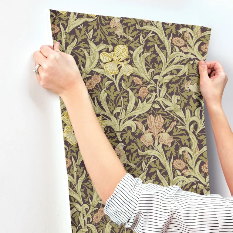 Iris Wild Gardens Wallpaper - Plum — Ảnh 2