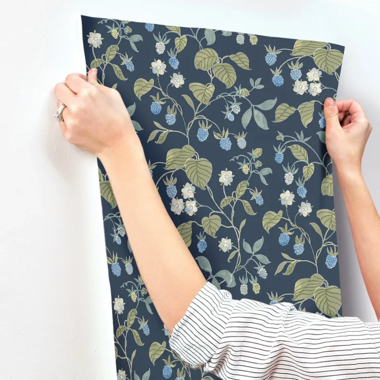 Chesapeake Mercy Berry Vines Wallpaper - Navy — Ảnh 3