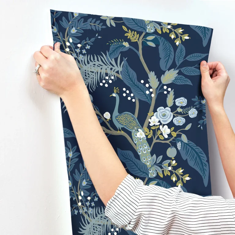 Rifle Paper Co. Peacock Wallpaper - Navy — Ảnh 4