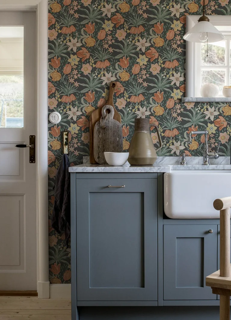 Cecilia Tulip and Daffodil Wallpaper - Black — Image 3