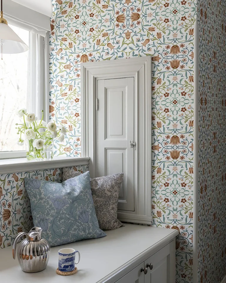 No 1 Holland Park Floral Wallpaper - Red — Image 3