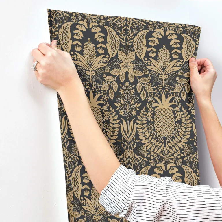 Rifle Paper Co. Pineapple Damask Wallpaper - Black & Gold — Ảnh 4