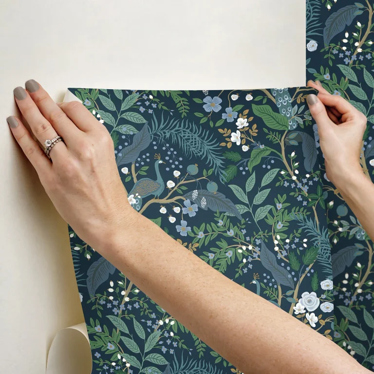 Rifle Paper Co. Peacock Garden Peel and Stick Wallpaper - Navy — Ảnh 4