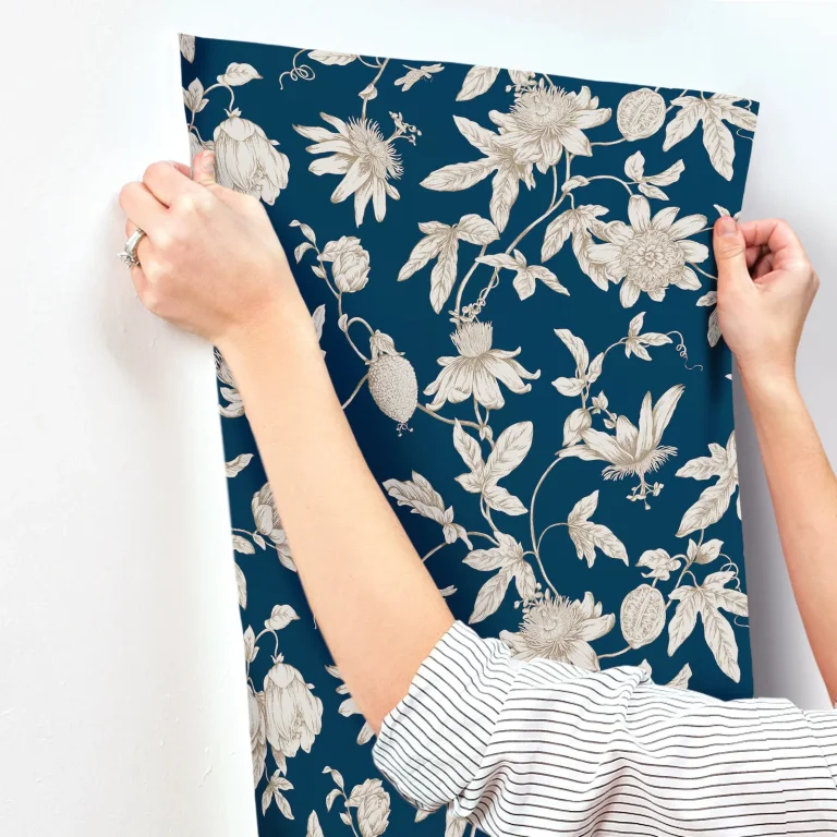 Passion Flower Toile Wallpaper - Navy — Ảnh 3