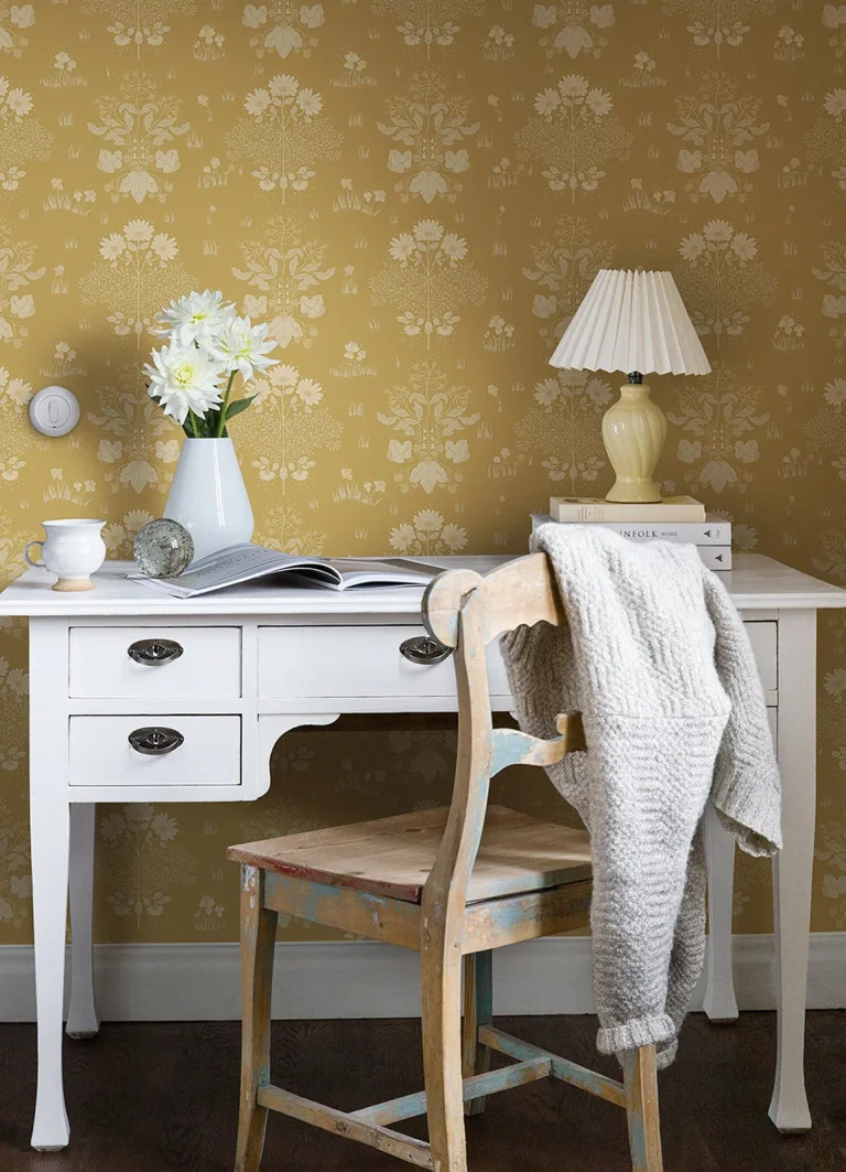 Elda Delicate Daisies Wallpaper - Gold — Image 2